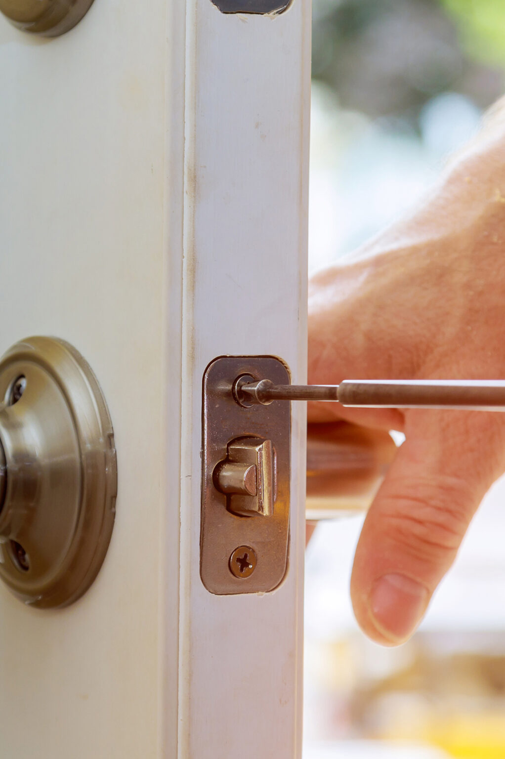 Emergency locksmith call for help
